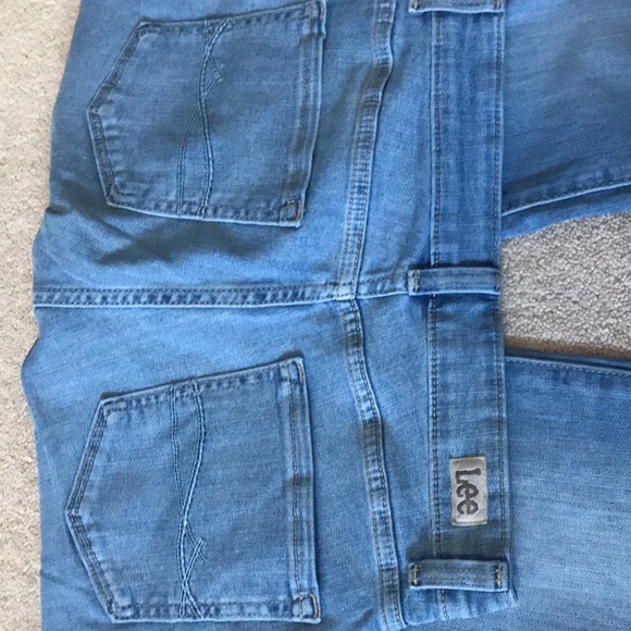 Its skinny jeans with a very pretty blue colour in it - Picture 6 of 6